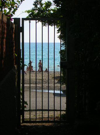 cancello di uscita su spiaggia